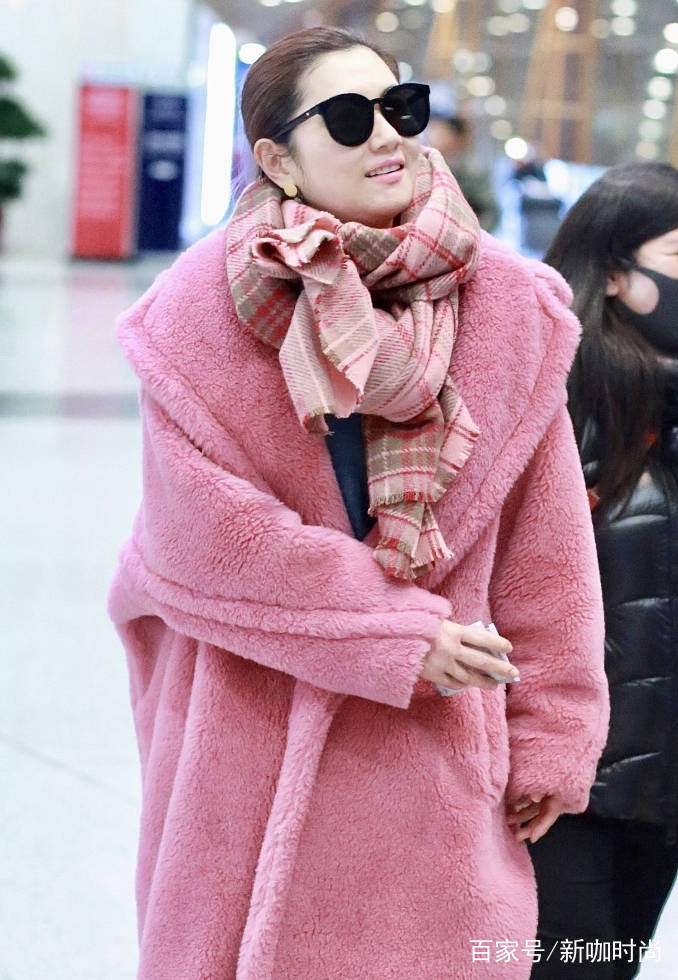 整体|Selina真敢穿，粉棉袄搭“米袋”裤变小短腿，未修图“疤痕”明显