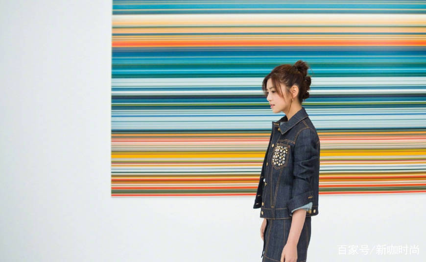 设计|83年陈妍希穿V领白裙，小露香肩，网友：仙气堪比刘亦菲