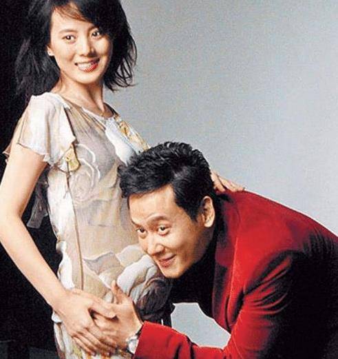 她与丈夫离婚后,独自抚养儿子无戏可拍,今沦落这般模样_王艺璇