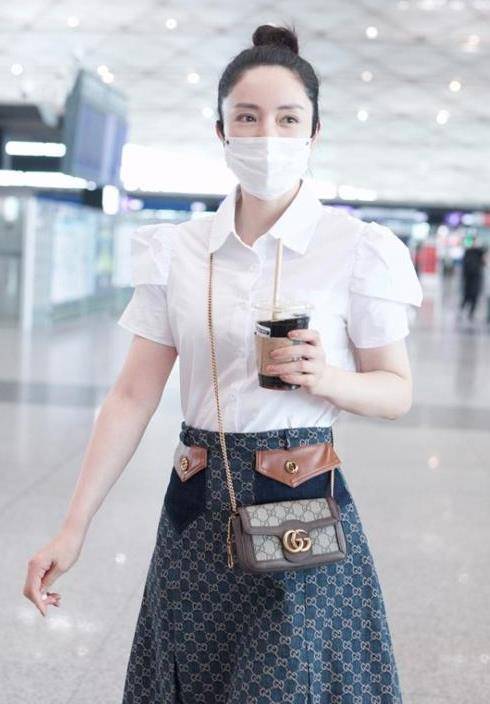 面料|董璇真是挺会扮嫩的,白衬衫+半身裙太减龄,衣服选对太加分