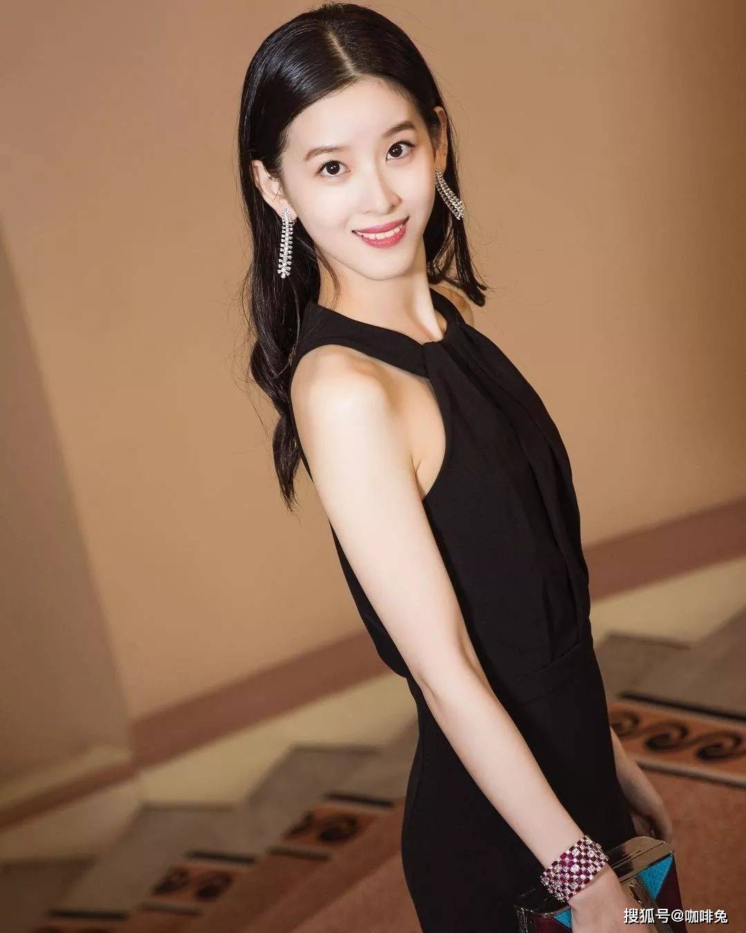 经典|奶茶妹妹的高级穿搭，明明可以靠脸偏偏要靠实力，智商比颜值更高