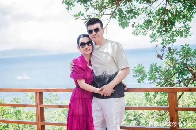 身姿|46岁秦海璐被宠成小公主，穿玫红长裙精致减龄，配人字拖还很美