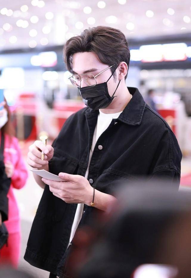 张彬彬|“秦放”张彬彬穿白T戴银链，发型清爽帅气，帅气潮男范儿绝了