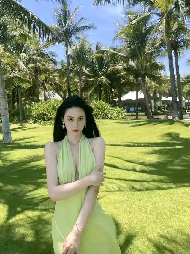 曲线|穿着绿色挂脖式连衣裙,露背裙秀魅力曲线,红唇长发迷人。
