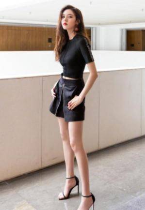 张萌|张萌在机场大秀身材,特意穿“小一号”T恤,说她是17岁也不过分