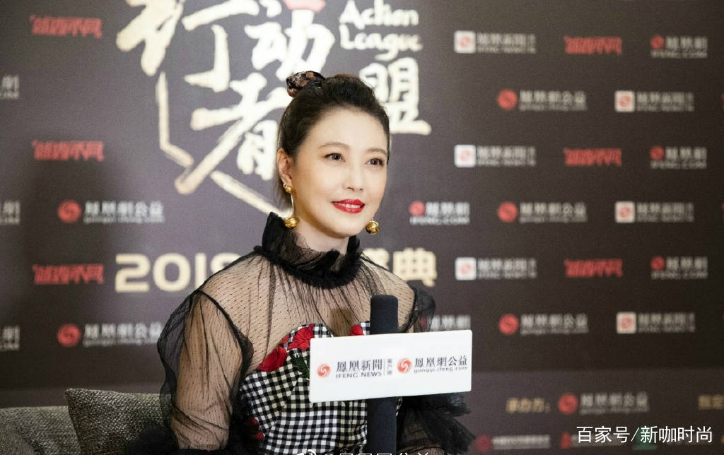 身材|周海媚终现53岁真实状态，扎丸子头精神饱满，满是皱纹的脸太显龄
