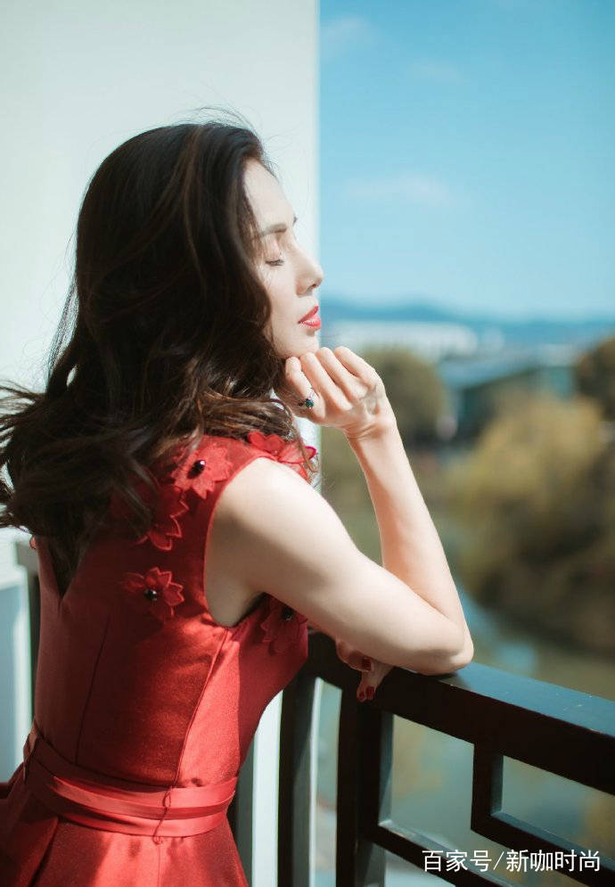 女神|“小龙女”美回来了！一袭深V红裙美艳动人，波浪卷发真有女人味