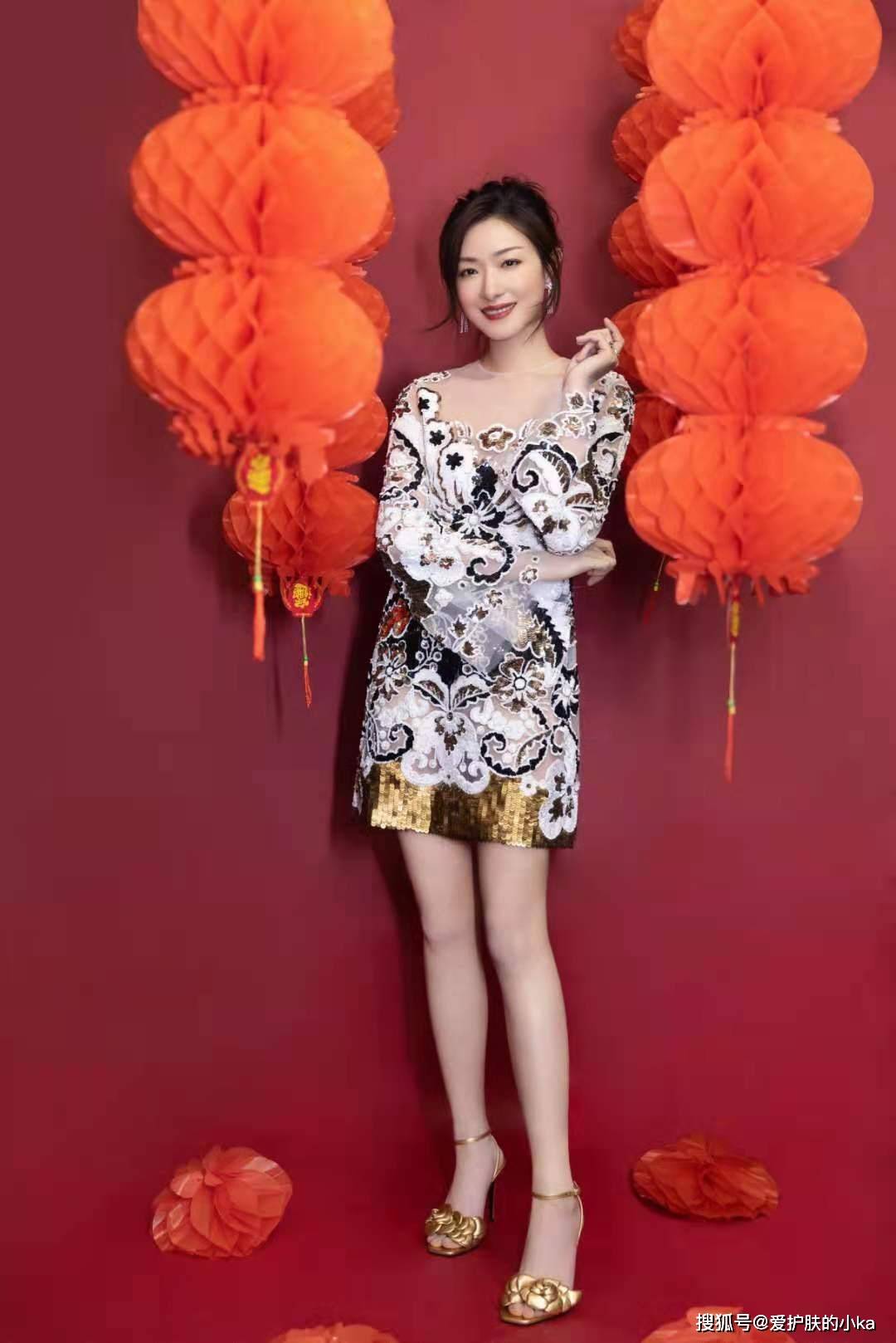 元素|万茜衣品从未让人失望,看似简单的小白裙,却满是心机,潮感够足