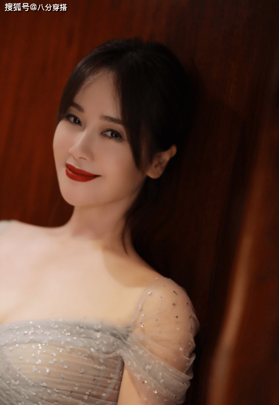 发型|左小青这气质女星里罕见,一袭薄纱连衣裙优雅温柔,性感妩媚