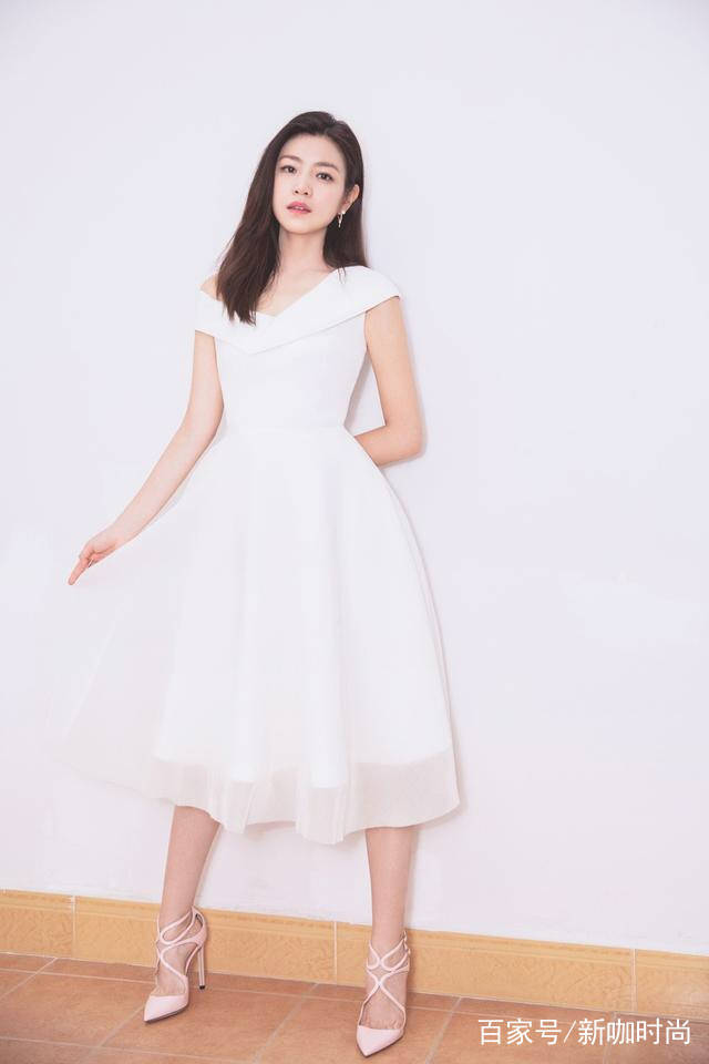 设计|83年陈妍希穿V领白裙，小露香肩，网友：仙气堪比刘亦菲