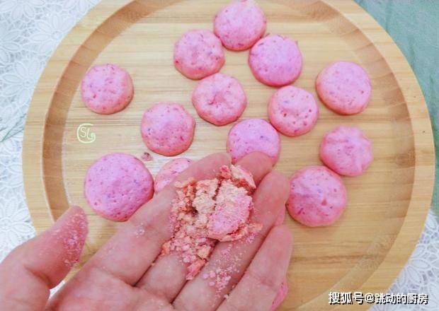 美食|两个蛋清，一勺奶粉，做出孩子爱吃的零食，入口即化，酥脆可口
