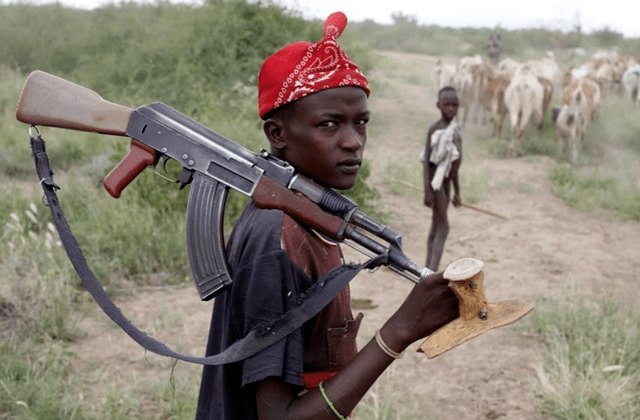 非洲民兵射击时,为何要举ak47到头顶?效率比正常射击还高