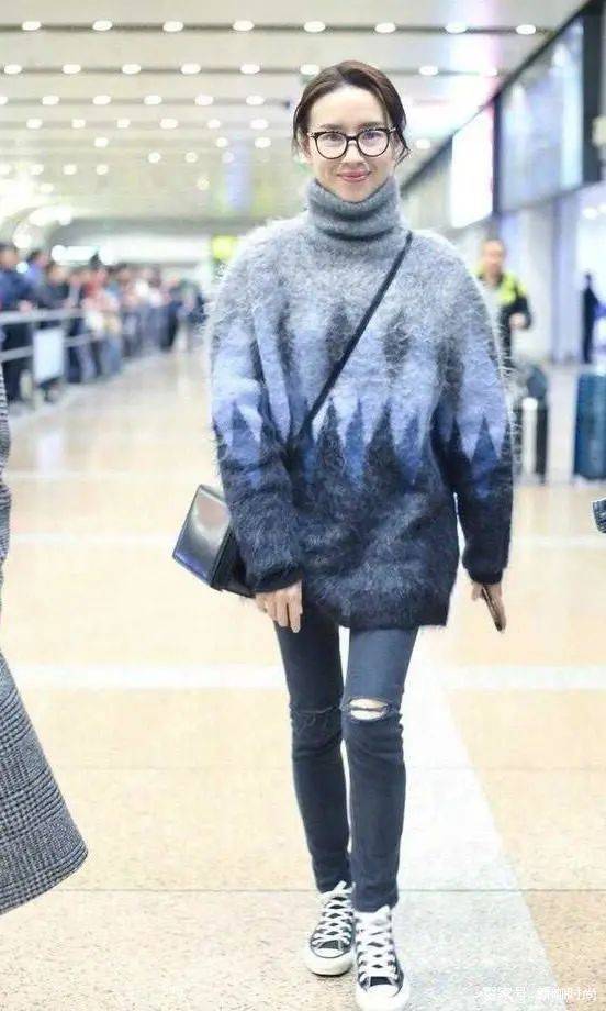 身材|董洁真有40岁？穿堆堆领毛衣还搭破洞裤，潮流时尚像个小姑娘