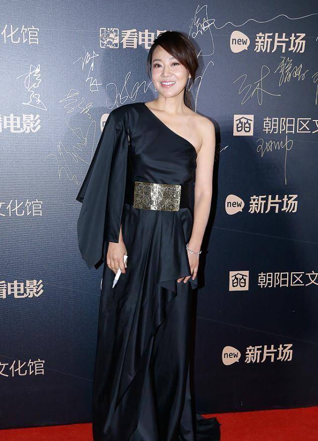 闫妮|闫妮还是笑起来好看，化浓妆还板着脸，看着酷炫还很霸气