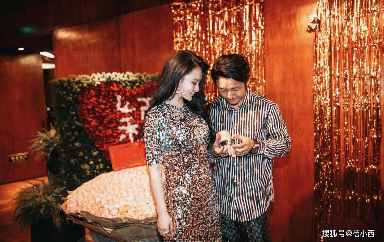 金色|冉莹颖身穿“液体裙”亮相,单肩吊带尽显好身材,看起来雍容华贵