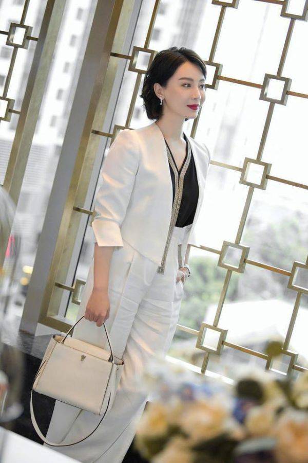 一身|陈数这回美到国外去,一袭抹胸裙配黑色长手套高贵端庄,太惊艳了