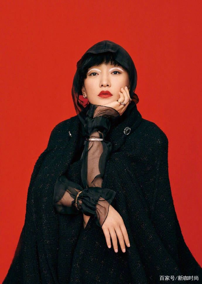 发型|剪短发的周迅才是颜值杀器,分别搭红白黑上阵,44岁阿姨秒变少女