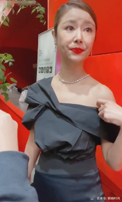 黑色|林心如生图曝光，穿黑色礼服身材纤细，奈何皱纹的脸太显龄