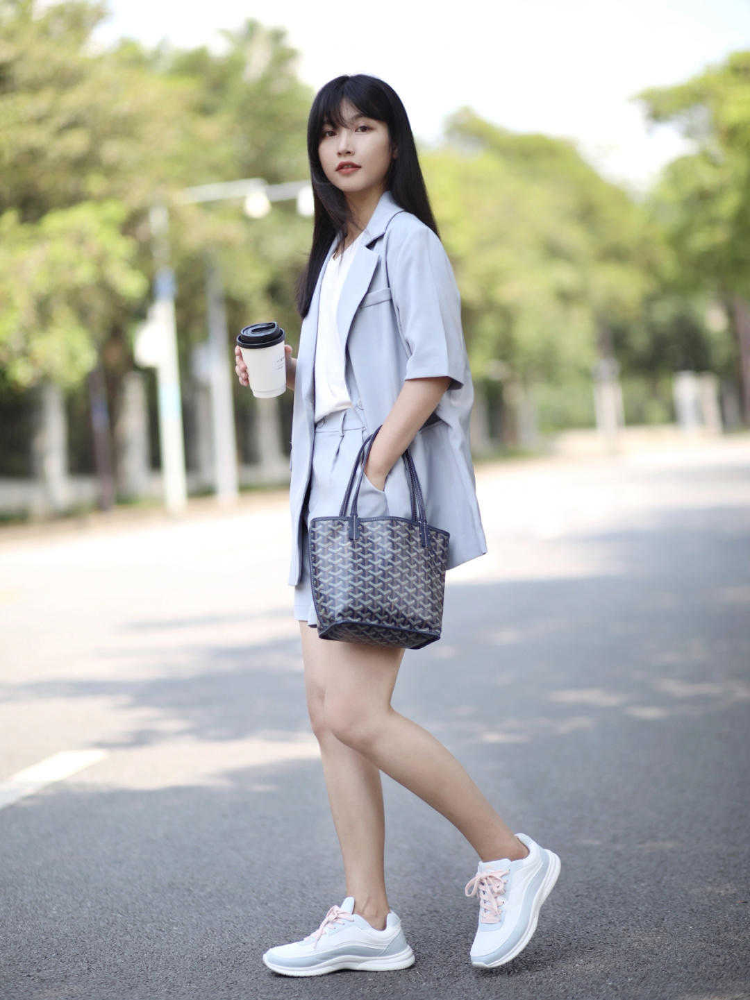 显得|都市女白领这样穿干练时髦，衬衫搭配西装裤简约利落，女神范十足