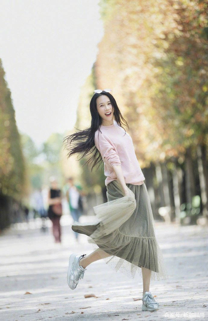 游照|49岁莫文蔚晒出游照，皮衣搭格子裤，投保3000万的腿实力抢镜