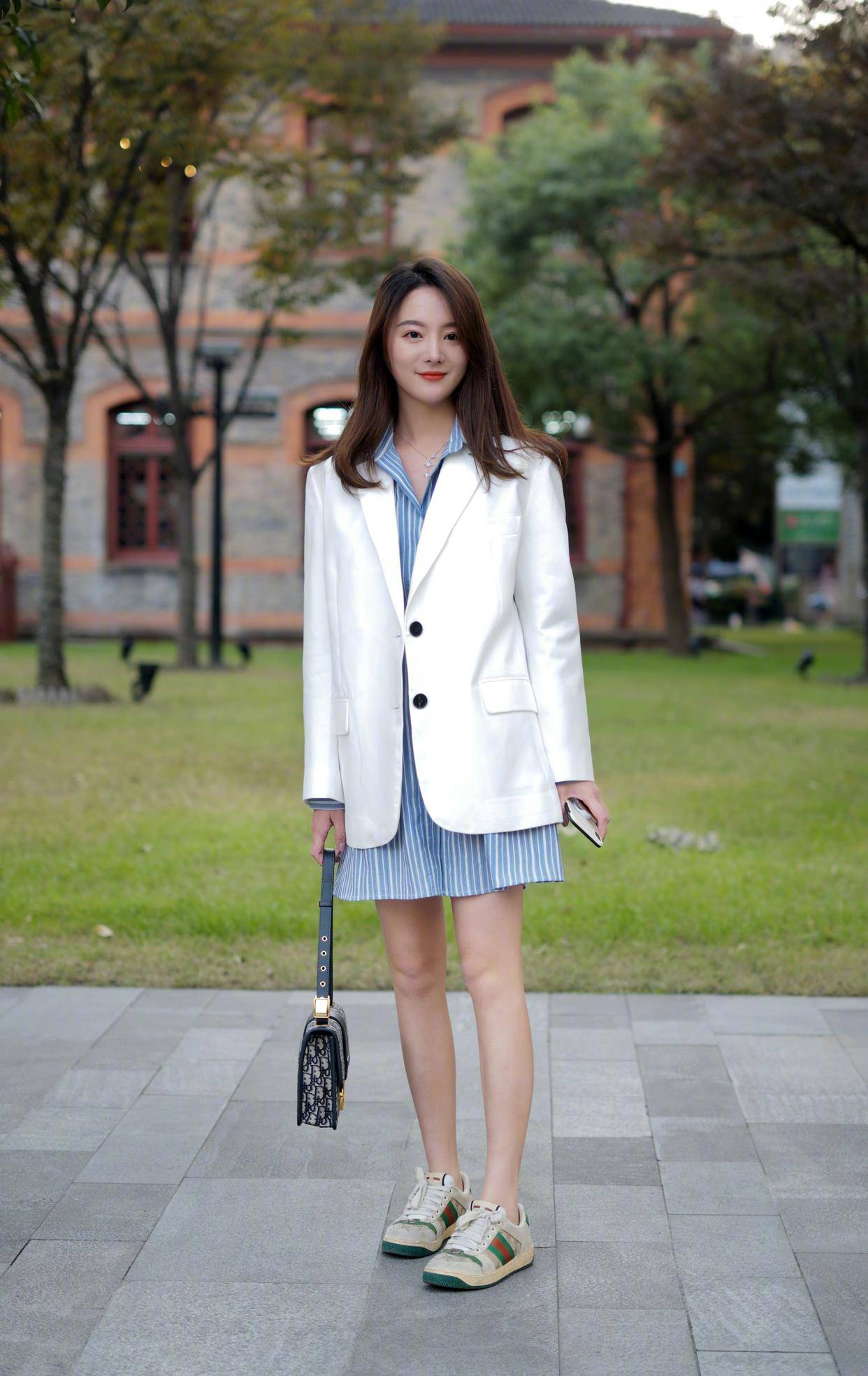 服装|职场女人,学会4组“夏日西服穿搭术”,想要的舒适、优雅都会有