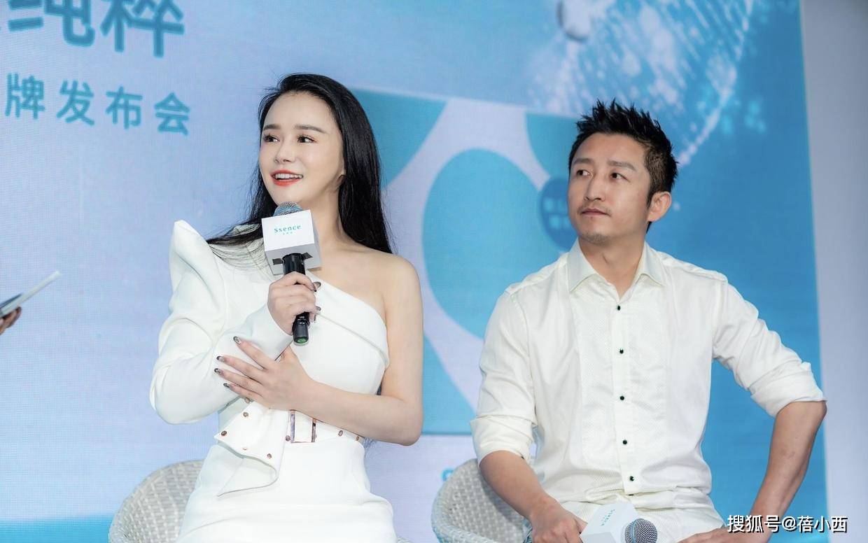 金色|冉莹颖身穿“液体裙”亮相,单肩吊带尽显好身材,看起来雍容华贵