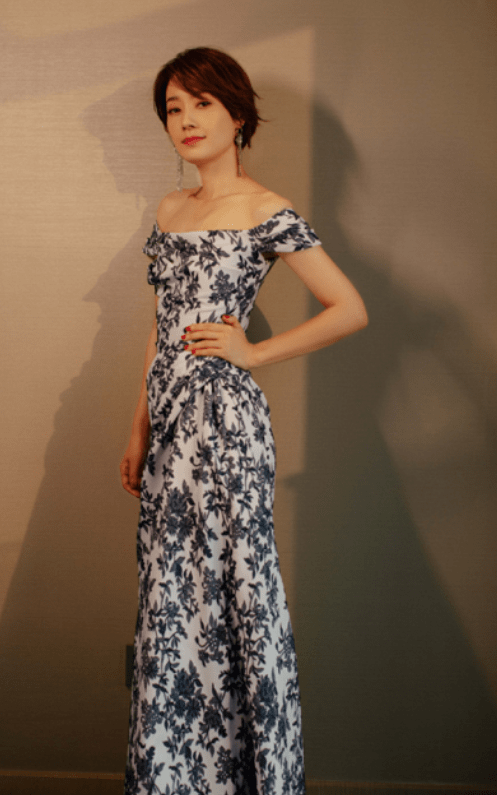 马伊琍|马伊琍从不赶时髦，一袭中式衬衫裙，看似朴素，但恰恰舒适又高级