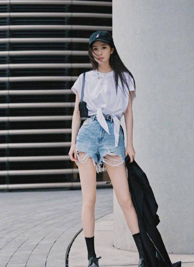 长裤|刘晓庆穿粉色T恤配长裤亮相，68岁还穿得像少女，日子过得真不错