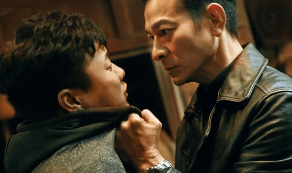 电影|《人潮汹涌》成“黑马”,成功逆袭,上座率力压《你好,李焕英》