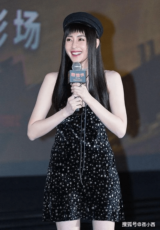 黑色|“张天爱”剪了新刘海更美了，穿星空短裙配贝雷帽，又美出圈了