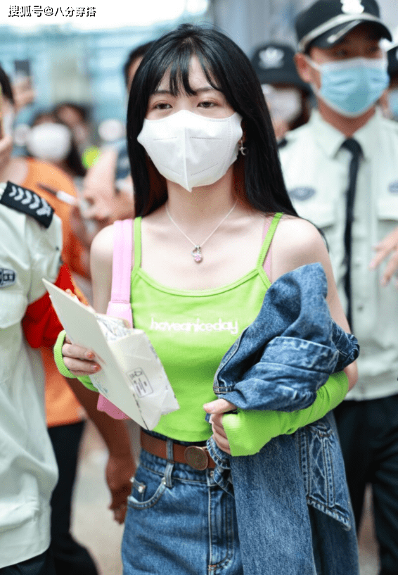颜色|赖美云也是个“时髦精”，绿色背心配牛仔短裤清新自然，活力十足