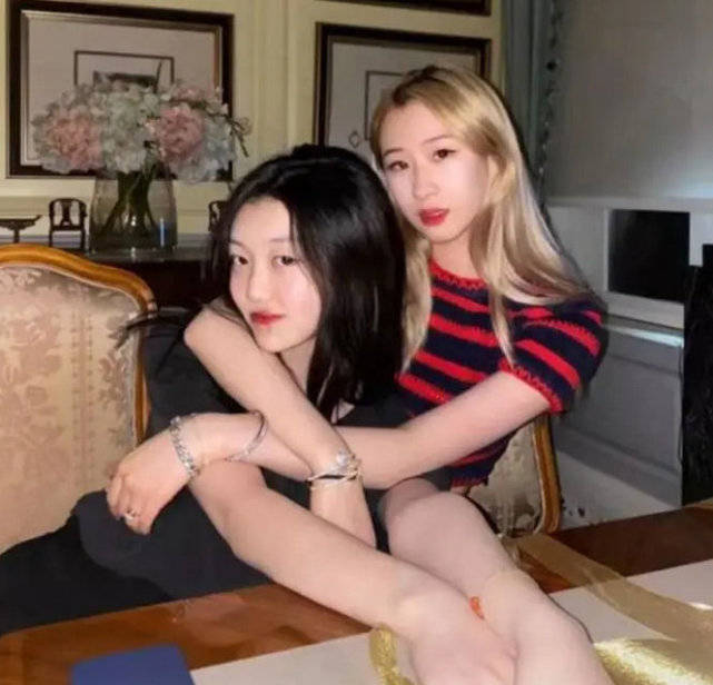 好友|15岁李嫣出落得越来越美啦!穿白裙参加好友毕业会,大抢朋友风头