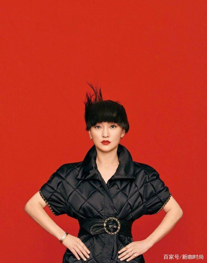 发型|剪短发的周迅才是颜值杀器,分别搭红白黑上阵,44岁阿姨秒变少女