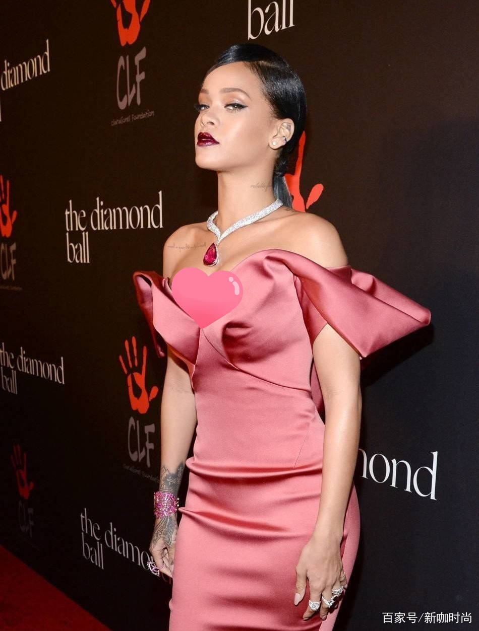 耳坠|蕾哈娜气场绝了！一袭黑装搭水晶耳饰，获保镖护驾巨星范十足