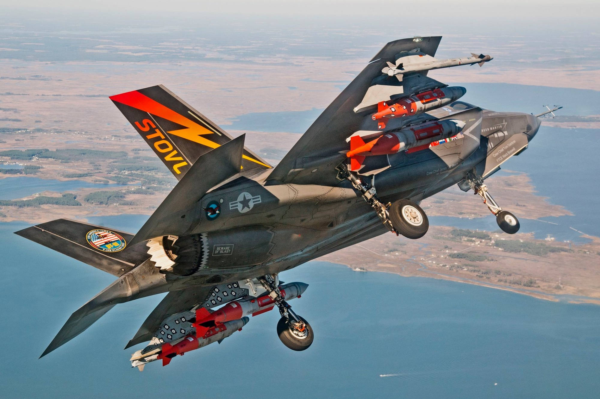 研制中的F-35战机机载武器，重129公斤可飞行72公里，命中精度1米