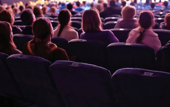 电影|《人潮汹涌》成“黑马”,成功逆袭,上座率力压《你好,李焕英》