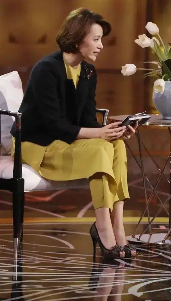 年岁|董卿再有气质，不修图脸凹凸不平也很真实，突然就觉得老了!