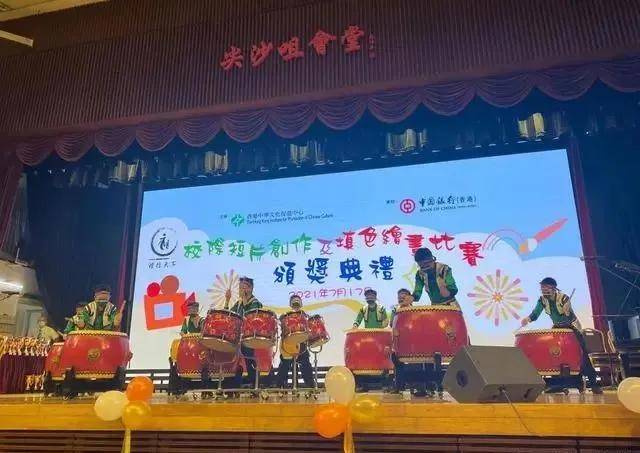 郭晶晶|郭晶晶出席香港文化活动，旗袍混搭得体又时髦，新发型显脸圆润