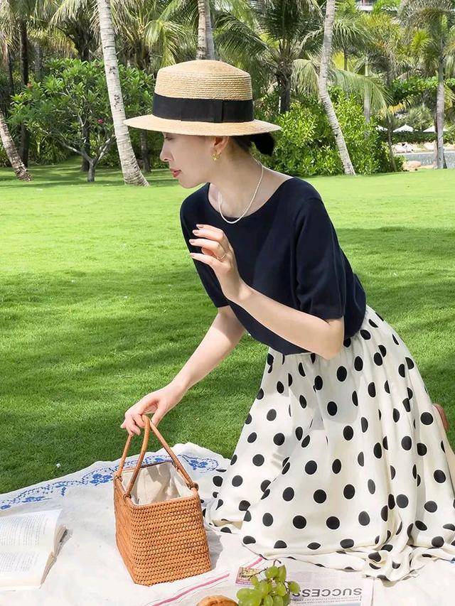 王者|小个子法式经典黑白穿搭，波点图案也是复古圈的王者。