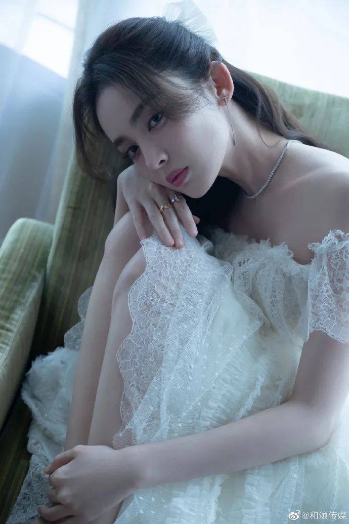 当红|古力娜扎抹胸白裙写真甜美!白嫩大美腿太性感撩人