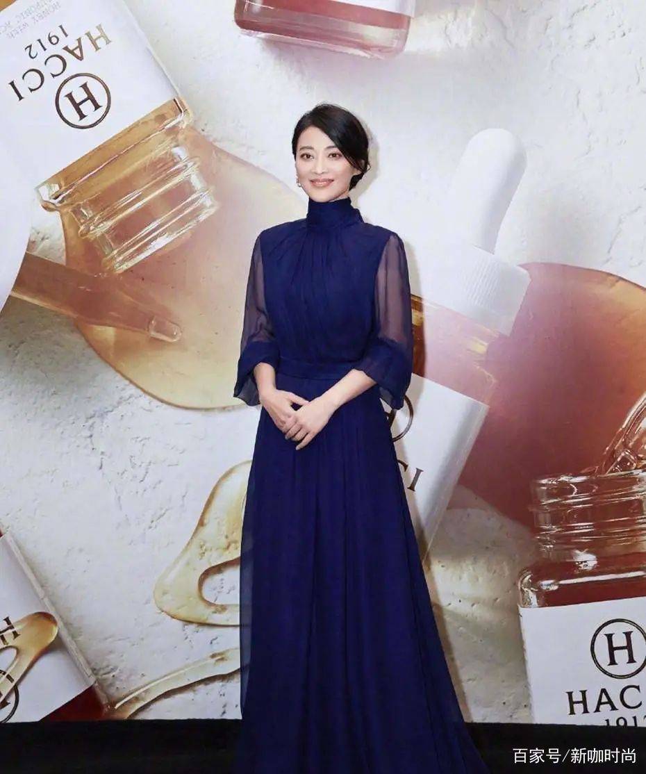 运动服|梅婷携夫带娃走机场，穿黑色运动服干练爽利，这身材不得不服