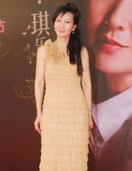 漂亮|陈美琪穿漂亮小礼裙亮相,越活越年轻了,62岁了气质依旧像少女