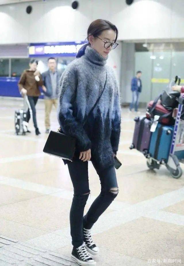 身材|董洁真有40岁？穿堆堆领毛衣还搭破洞裤，潮流时尚像个小姑娘