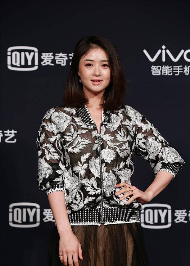 的作用|选对了衣服的蒋欣太不一样了，穿紧身款的宫廷裙，华丽而又耀眼