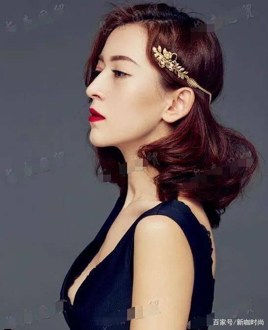 黑色|尼格买提老婆真会穿,挂脖小黑裙搭披肩发,这“侧颜杀”我爱了