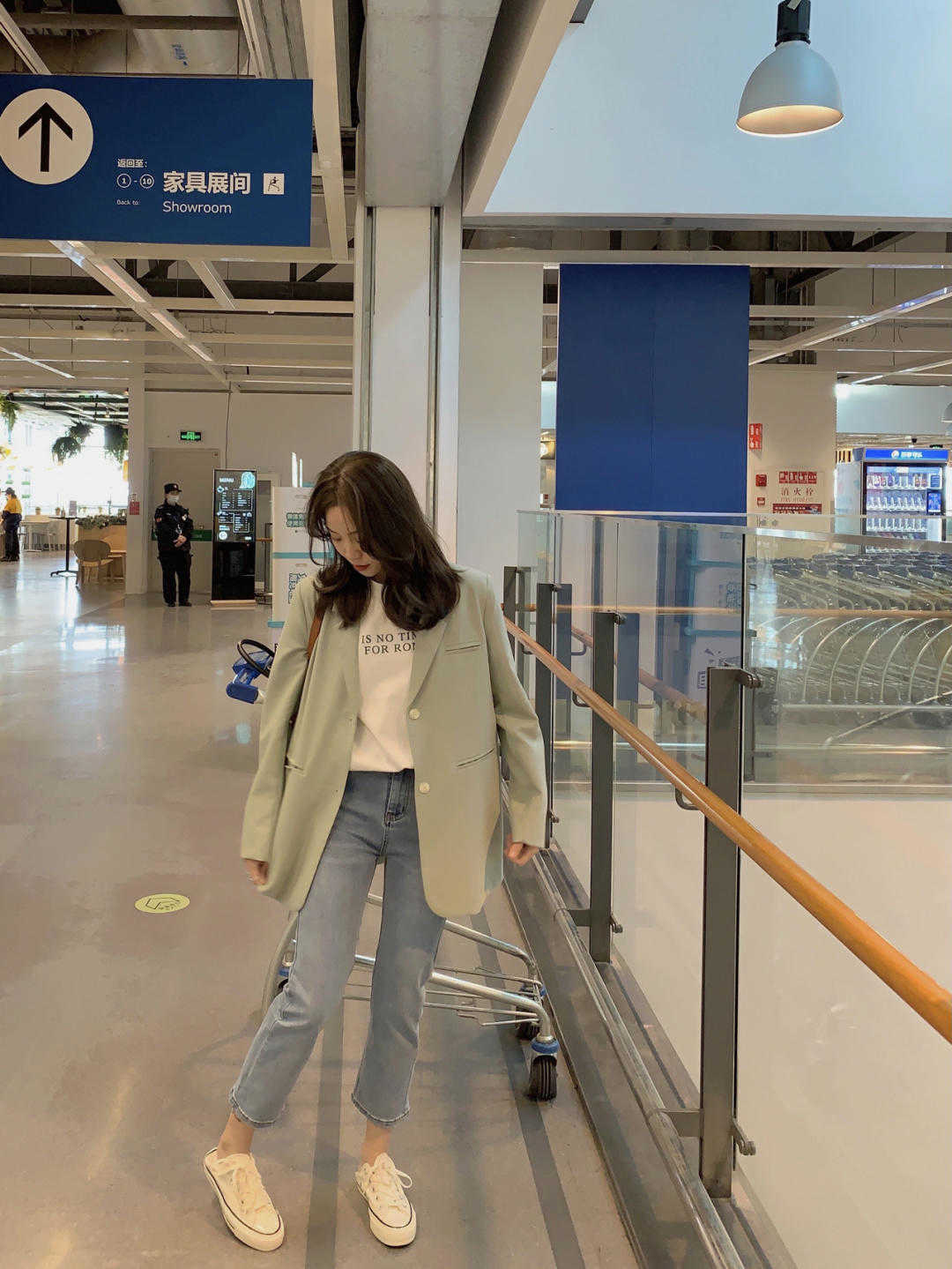 显得|都市女白领这样穿干练时髦,衬衫搭配西装裤简约利落,女神范十足