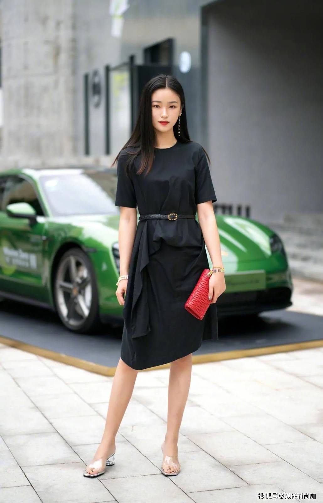 女生|夏天必备连衣裙，小清新女生怎样穿才养眼？这3个方案时髦又可爱