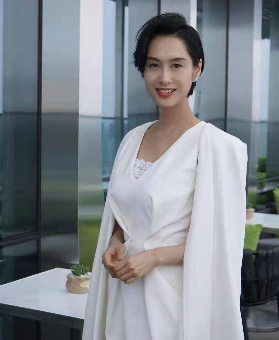 平底鞋|朱茵哪还有女神气质，上了年纪也是普通大妈，出门也得穿平底鞋!