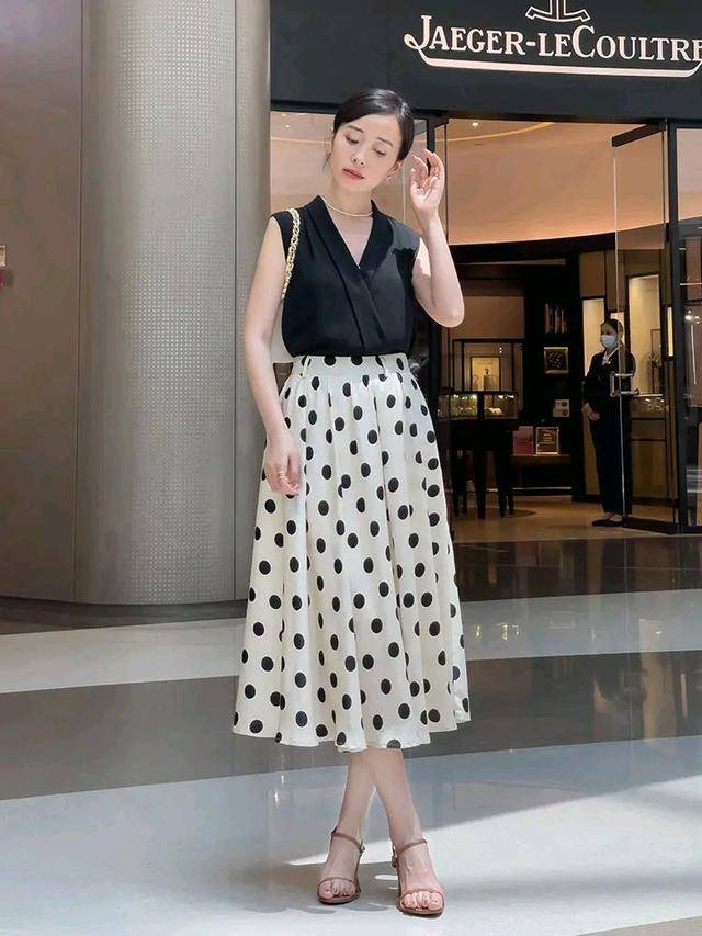 王者|小个子法式经典黑白穿搭，波点图案也是复古圈的王者。