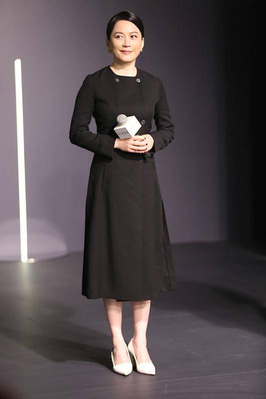 设计|"惊鸿仙子"俞飞鸿好优雅,身穿黑色长裙,一颦一笑皆是风情